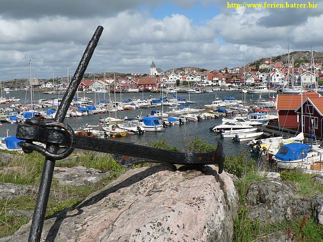Anker und Hafen am Meer in Schweden, auf der Insel Orust
