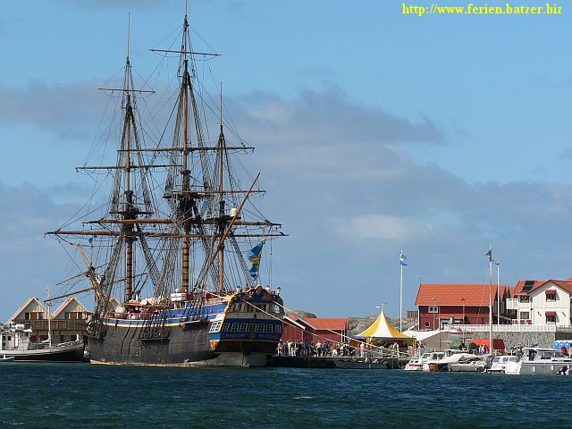 Ein großes Segelschiff liegt im Hafen (Orust / West-Küste Schweden)
