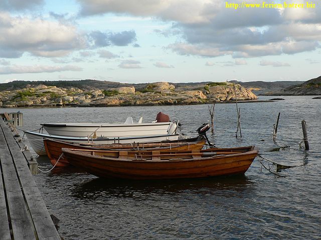 Boot am Steg. Felsenlandschaft und Meer auf der Insel Orust in West-Schweden.
