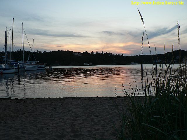 Eindrucksvoller Sonnenuntergang und Sand-Strand in Schweden auf der Insel Orust (West-Küste).